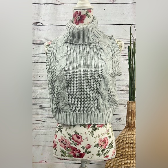 Kendall & Kylie Women’s Cableknit Sleeveless Turtleneck Crop  Sweater Size Small - Picture 2 of 6